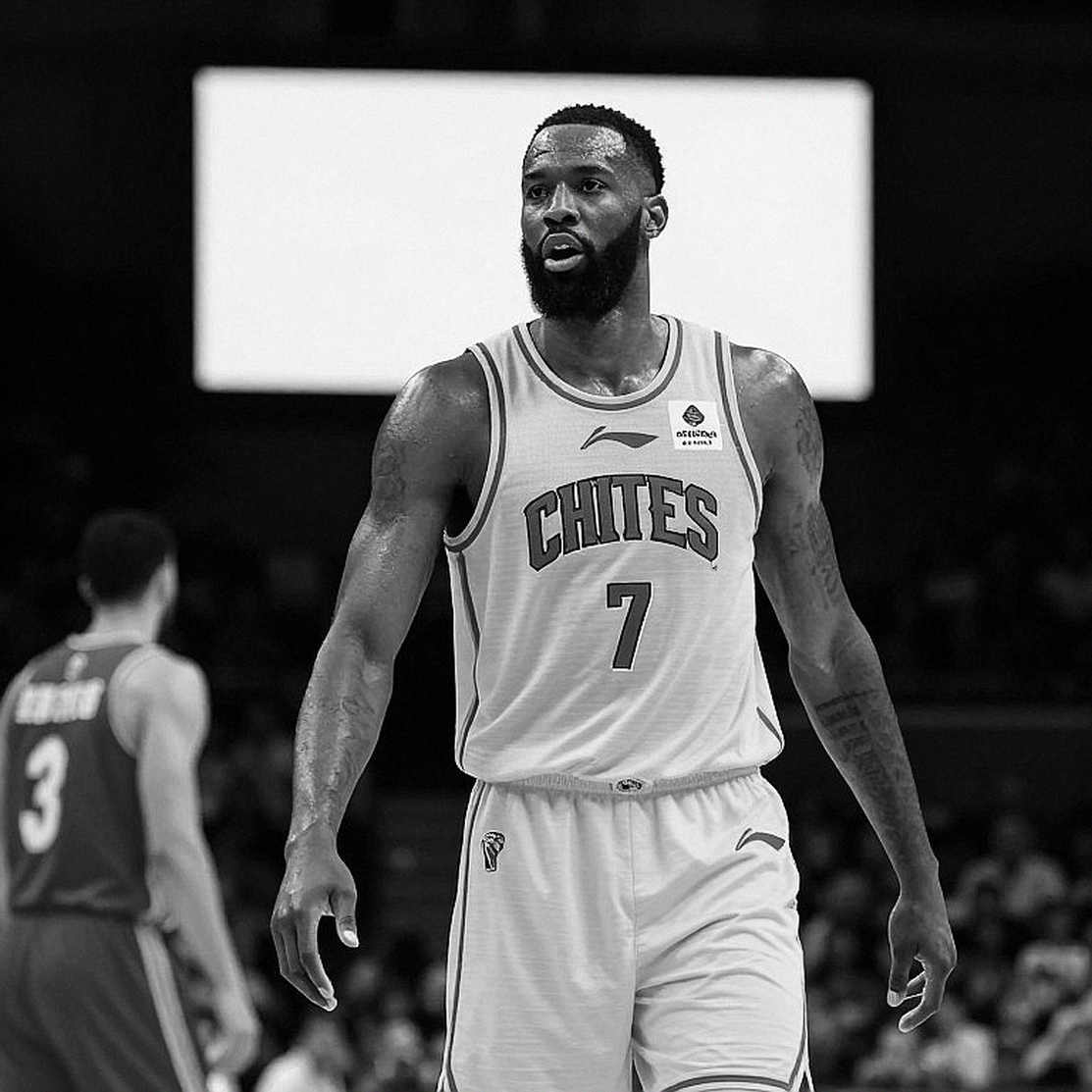 Donta Hall, cú high-five với không khí và lỗ hổng luật FIBA đang định giá lại trung phong EuroLeague