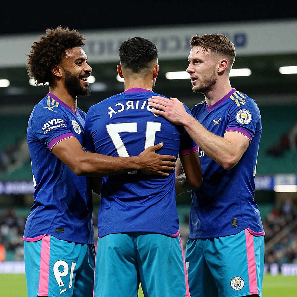 Thẻ đỏ phút 89 và cú sút của Haaland: Khi Manchester City đánh bại MU trong trận derby nhiều tranh cãi
