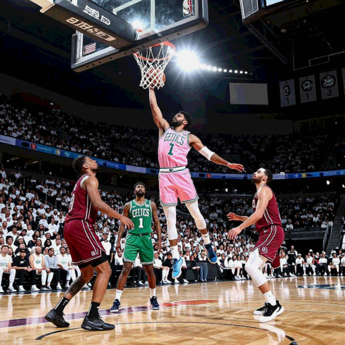 Fever giữa tâm bão FIBA: Sophie Cunningham, sự im lặng của phòng thay đồ và cuộc đua seed cuối mùa