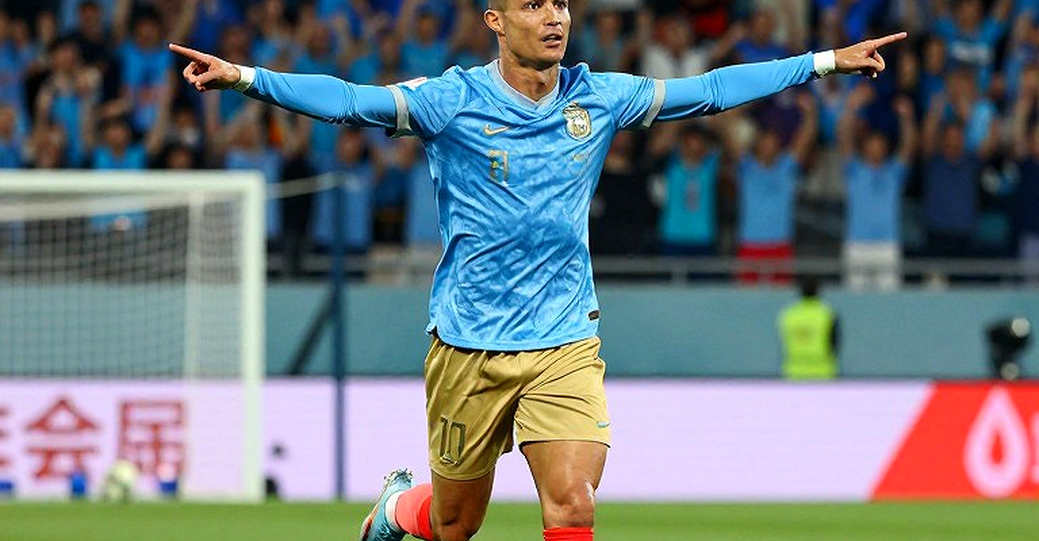 Thiếu người, không thiếu bóng: bài học bất đối xứng từ derby Manchester